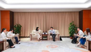 Peng Hao, secrétaire du Parti et président de la branche du Zhejiang de la Banque d’import-export de Chine, s’est rendu à Tongkun pour des recherches.