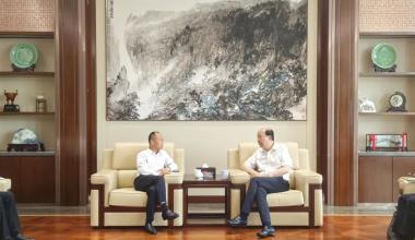 Zhang Shiqian, président de la branche Jiaxing de l’Industrial and Commercial Bank of China, visite Tongkun pour des recherches