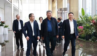 Sun Shaohua, vice-président de la Fédération caritative de Chine, visite Tongkun pour des recherches